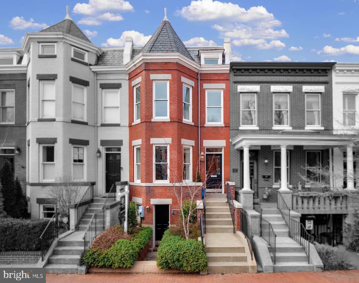 221 11TH Street - Photo 1
