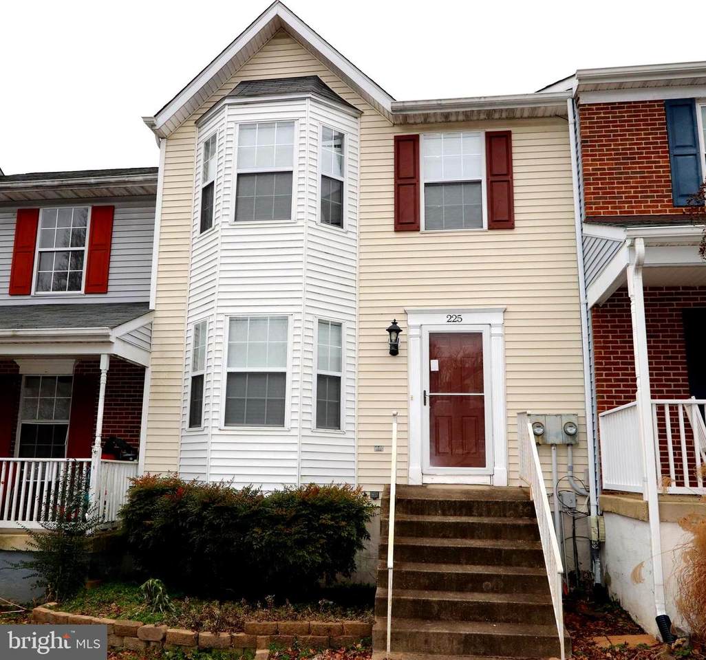 225 Charleston Court - Photo 1