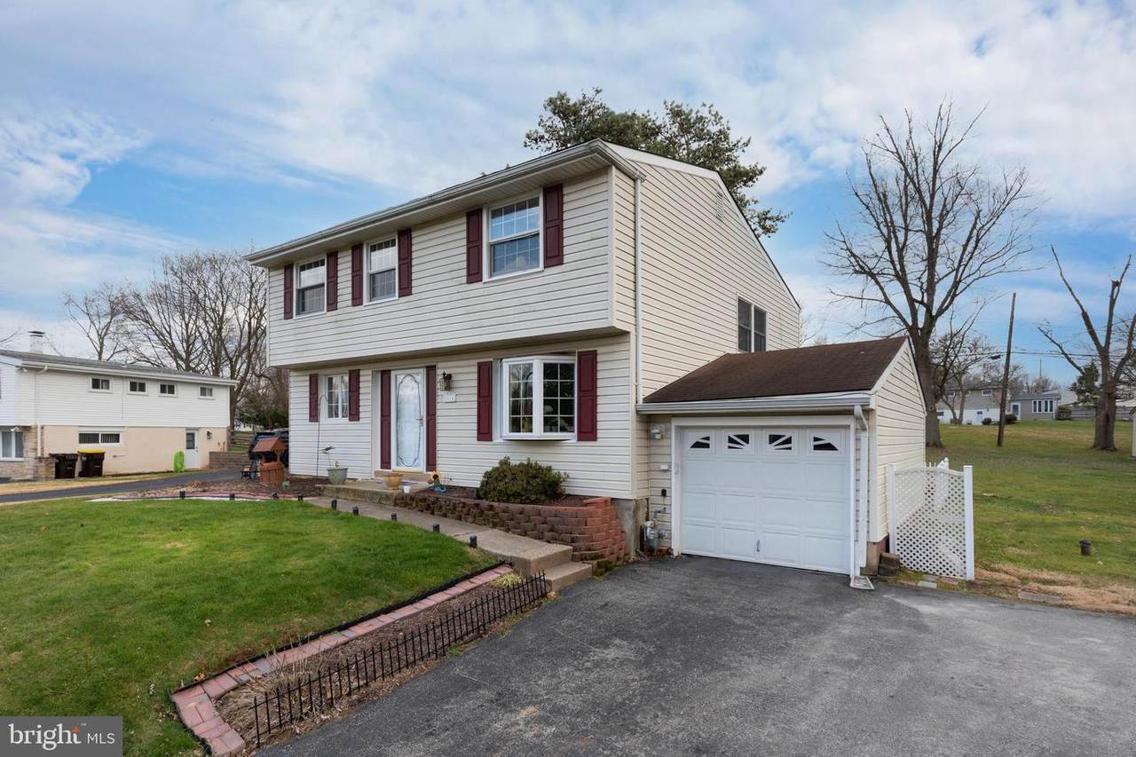 1614 Woodford Way - Photo 1