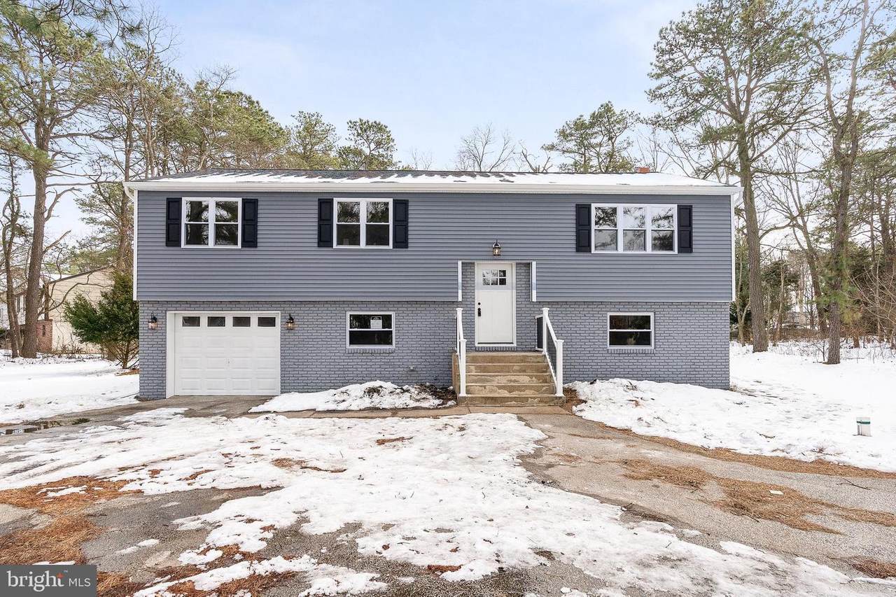 907 Pinewood Lane - Photo 1