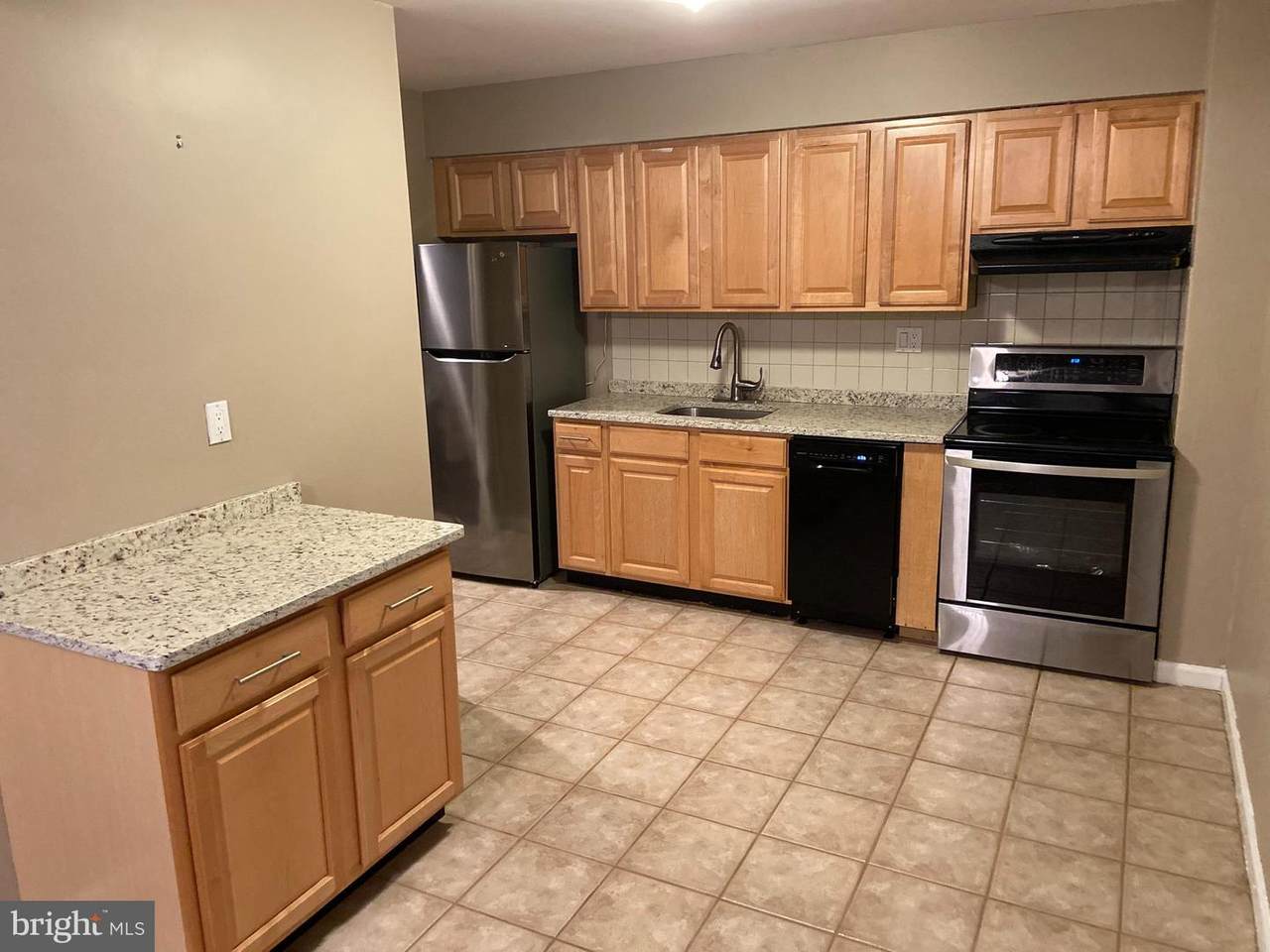 111 Chestnut Place - Photo 1