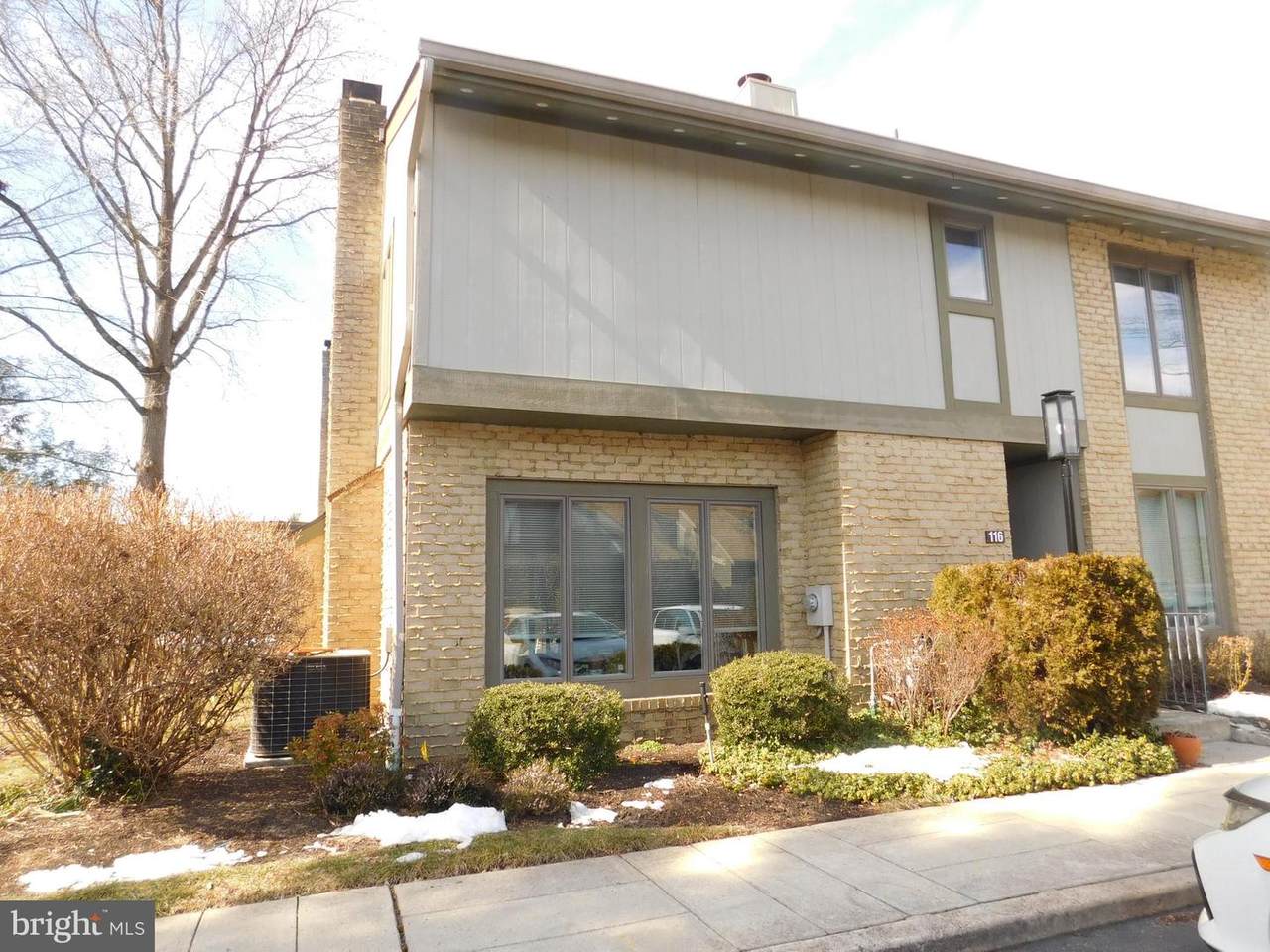 116 Uxbridge - Photo 1