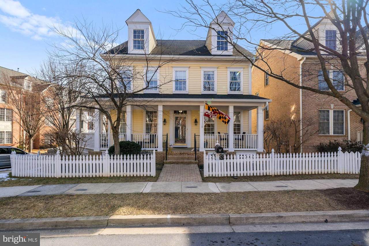 808 Royal Crescent - Photo 1