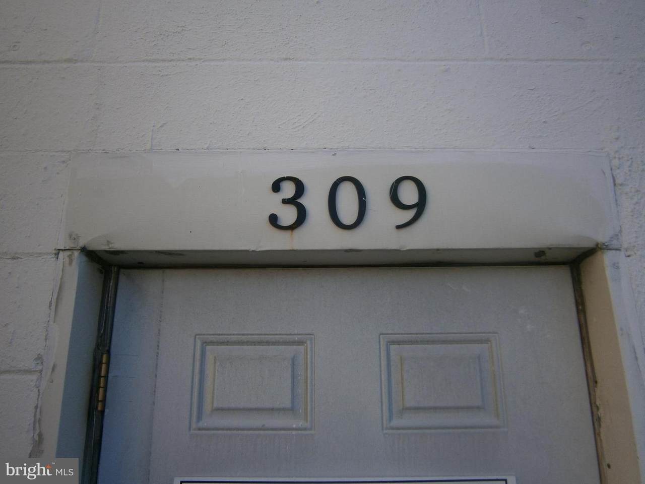 Eastern Boulevard - Photo 1