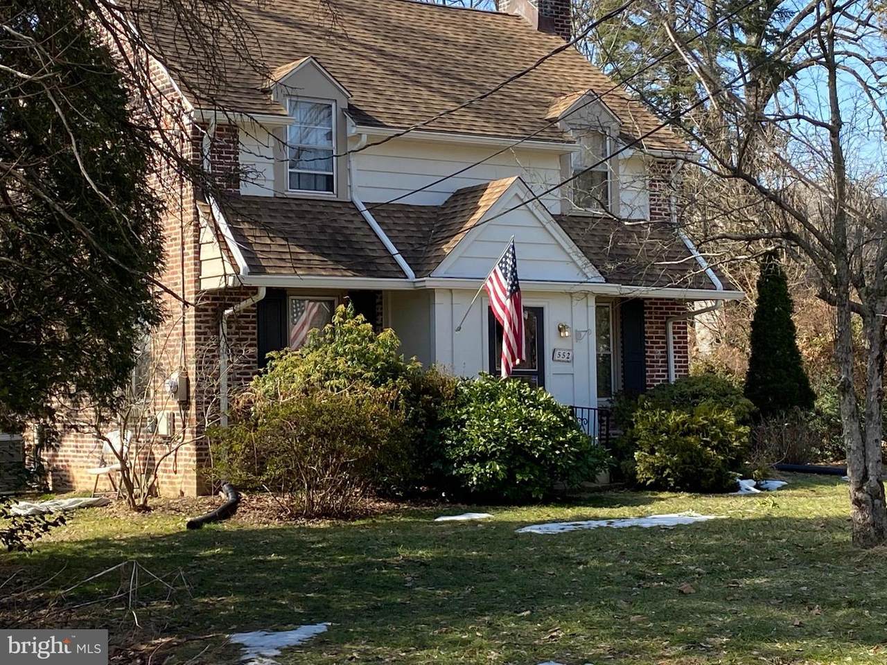 552 Montgomery Avenue - Photo 1
