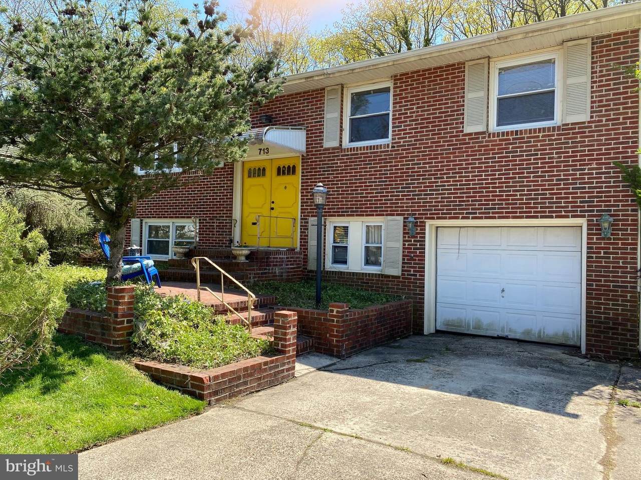 713 Sunset Drive - Photo 1
