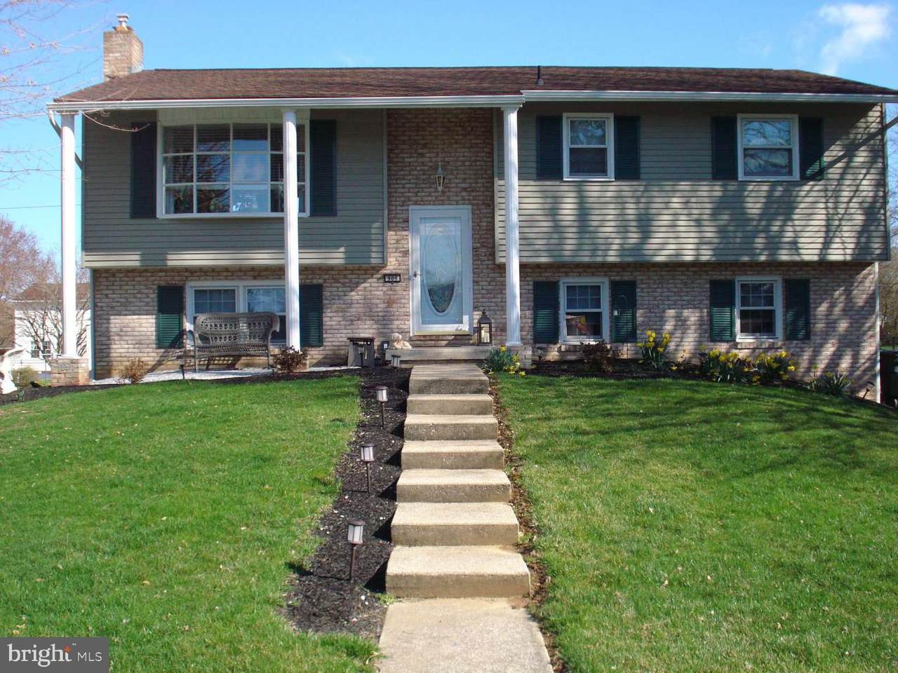 900 Sheffield Avenue - Photo 1