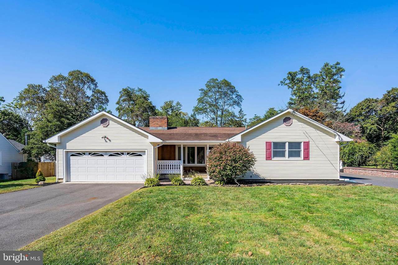 15 Swan Avenue - Photo 1