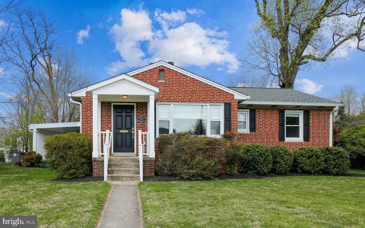 611 Montgomery Avenue - Photo 1
