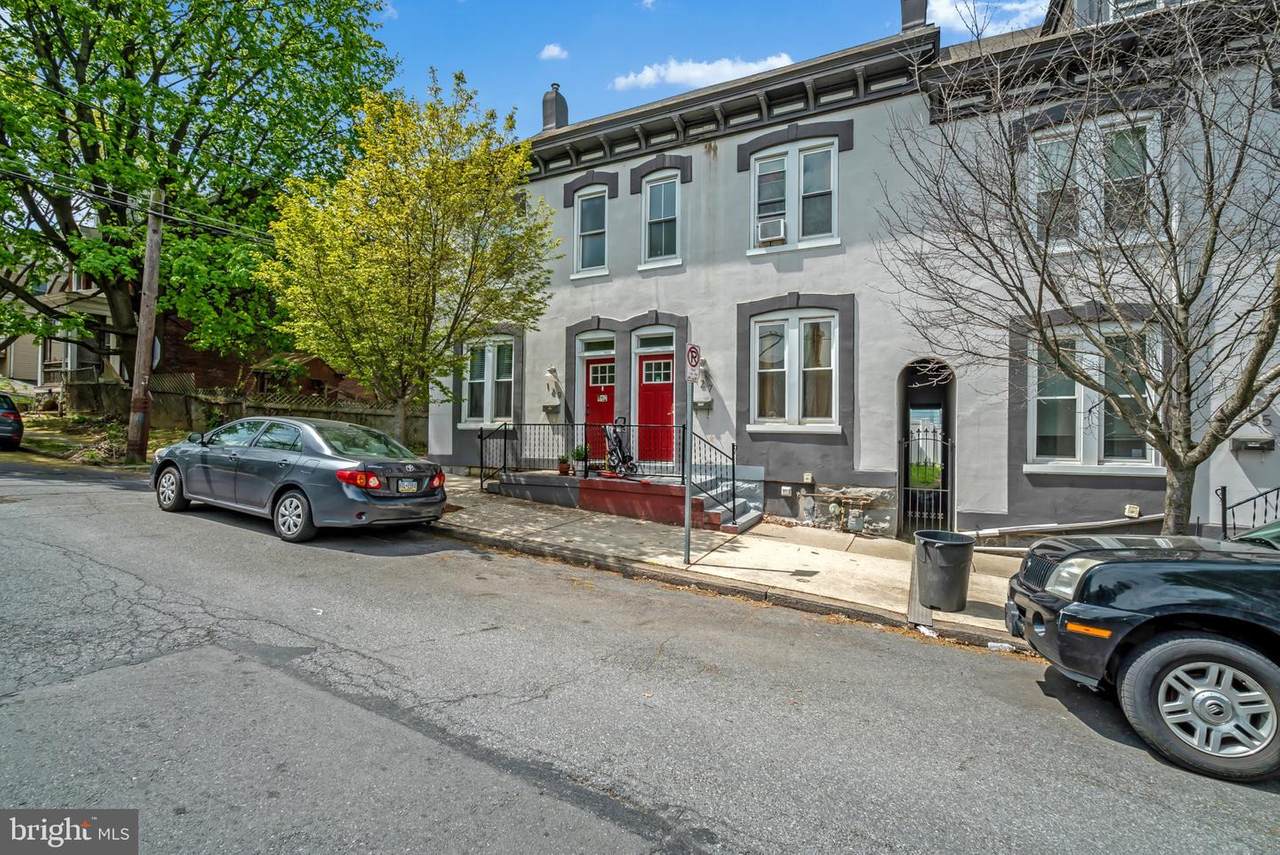 129 8TH Street - Photo 1