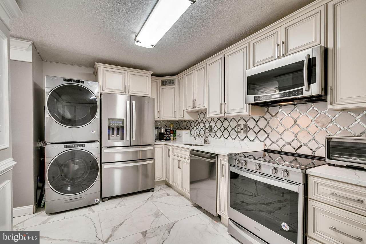 205 Yoakum Parkway - Photo 1