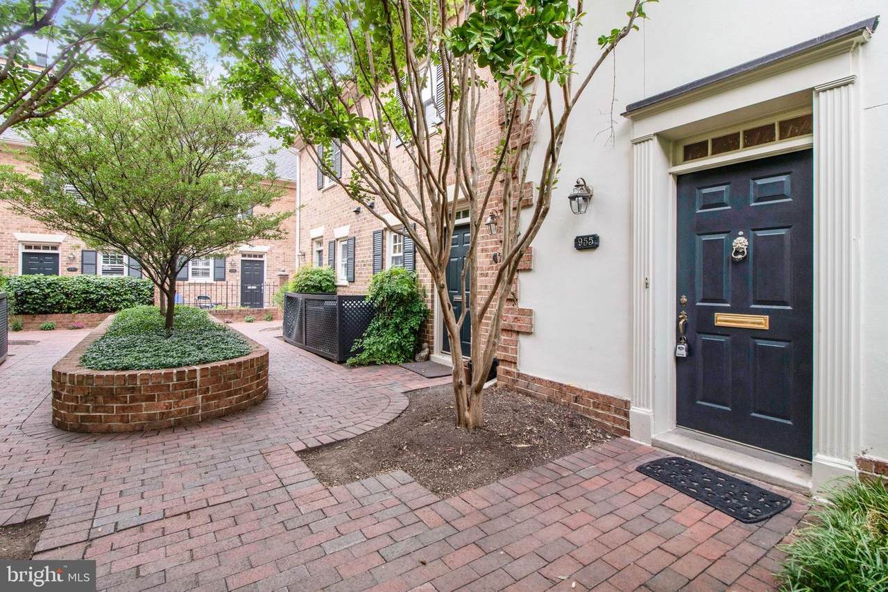 955 Pitt Street - Photo 1