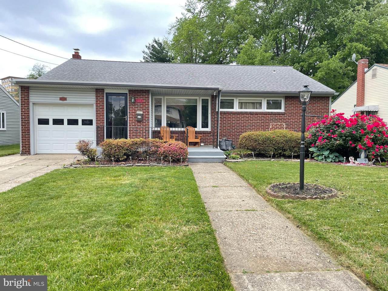 704 Everett Avenue - Photo 1