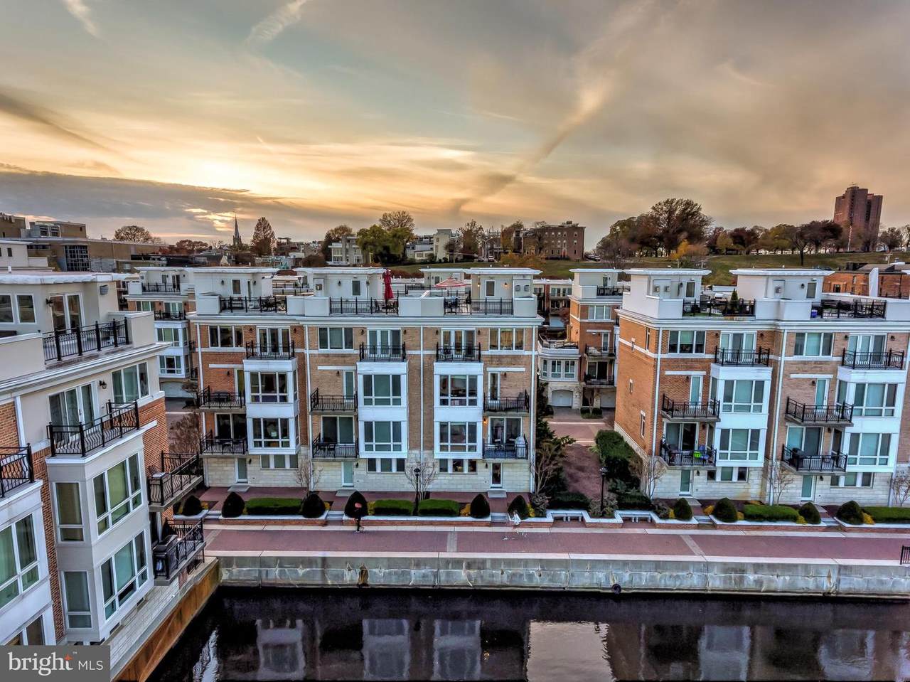 907 Valencia Court - Photo 1