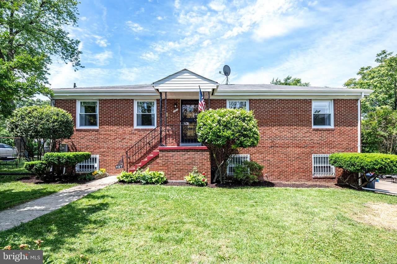 737 32ND Street - Photo 1