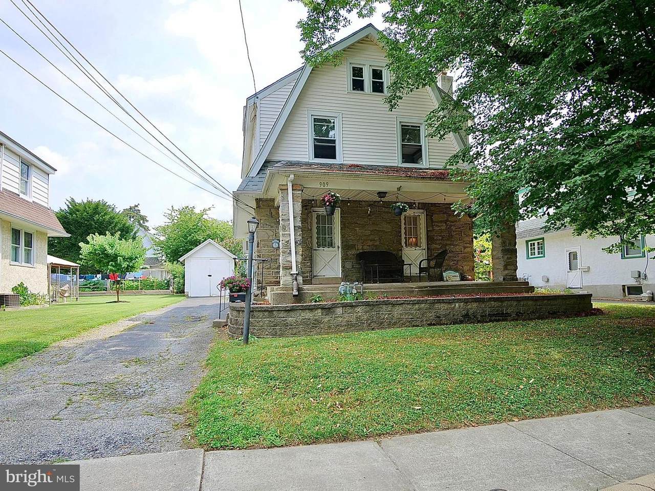 909 Edmonds Avenue - Photo 1