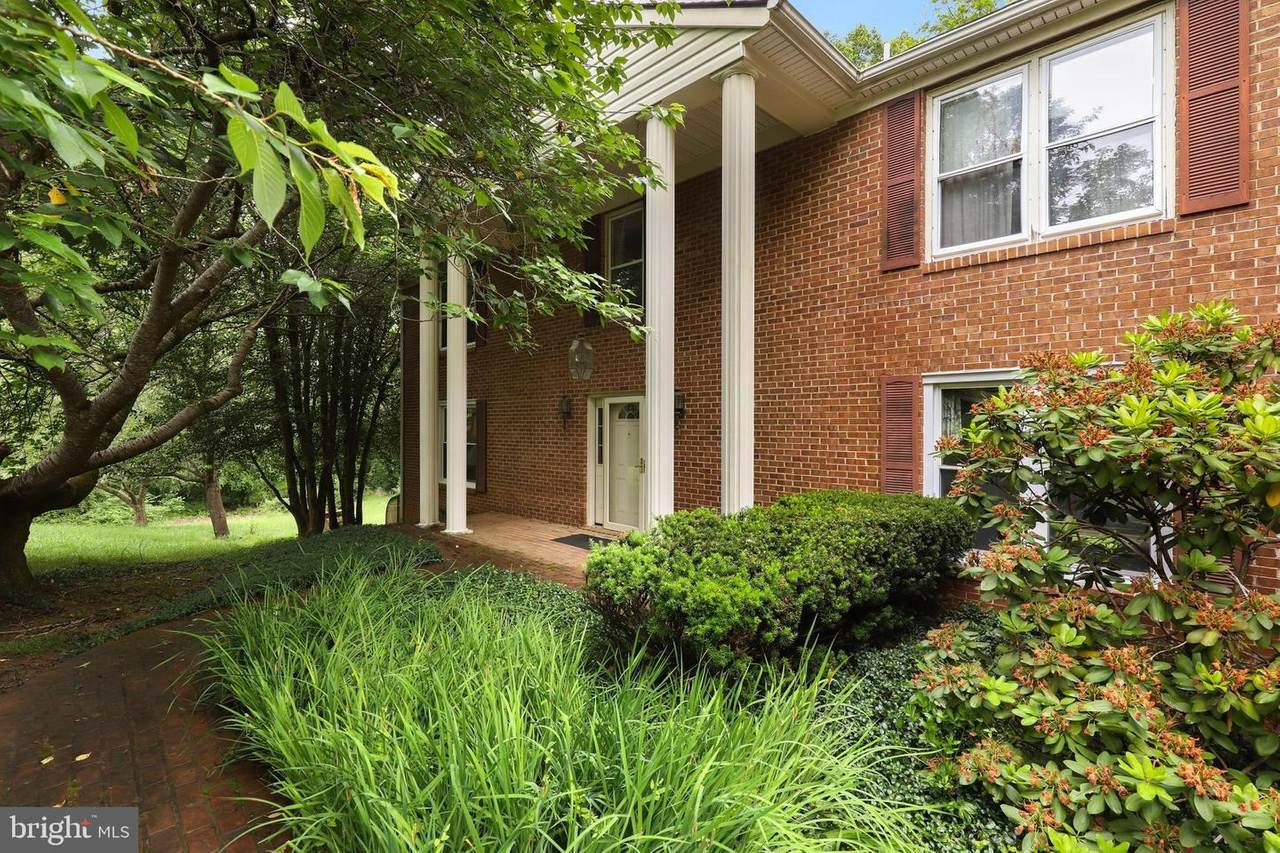10906 Oxford Court - Photo 1
