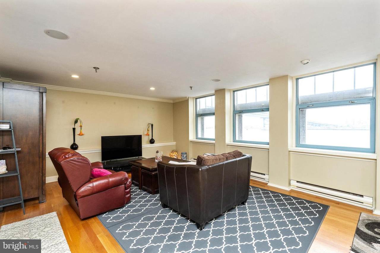 7 Columbus Boulevard - Photo 1