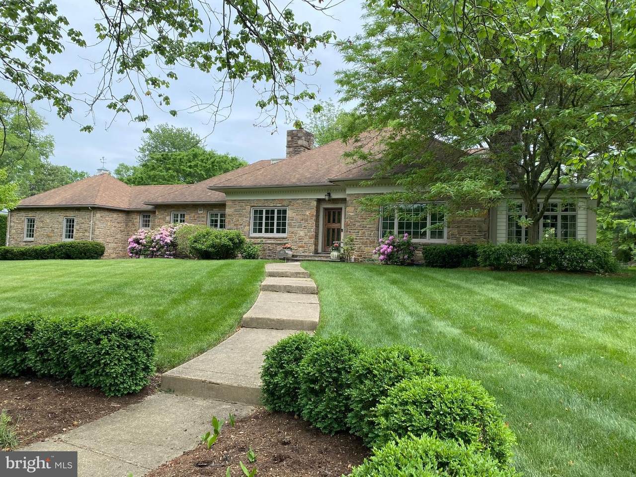402 Country Club Drive - Photo 1