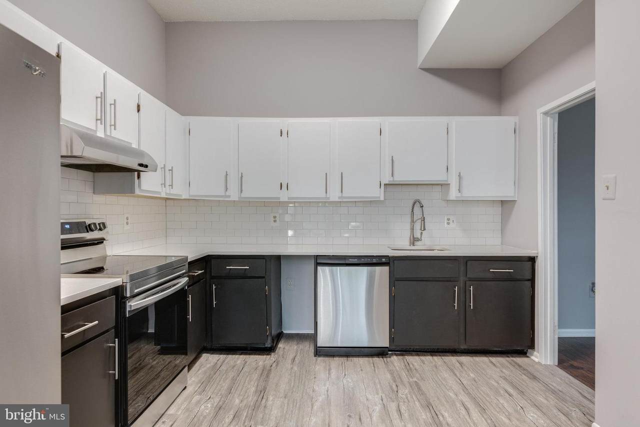 11559 Rolling Green Court - Photo 1