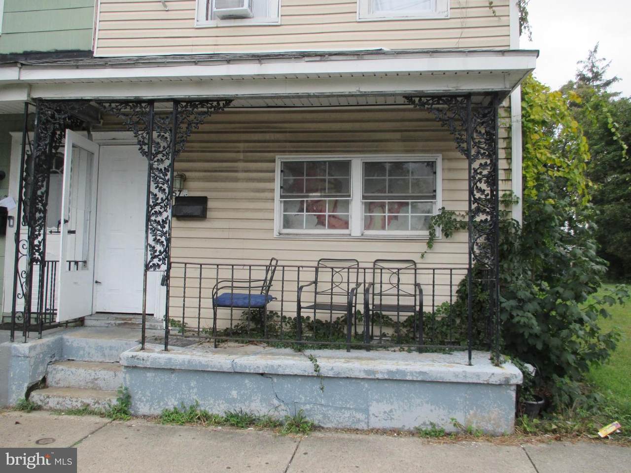 570 York Street - Photo 1