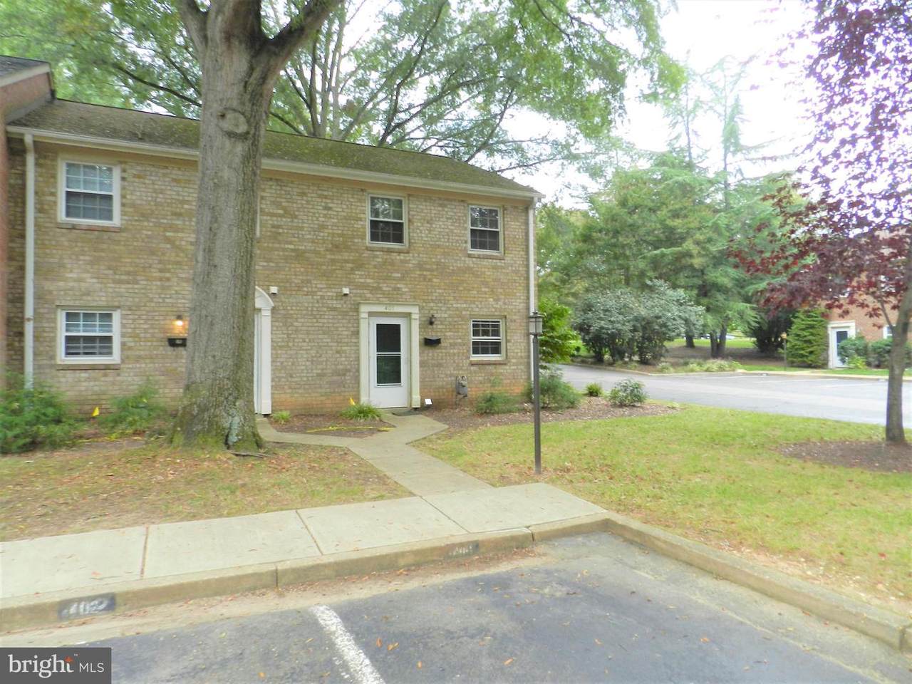 401 Greenbrier Court - Photo 1