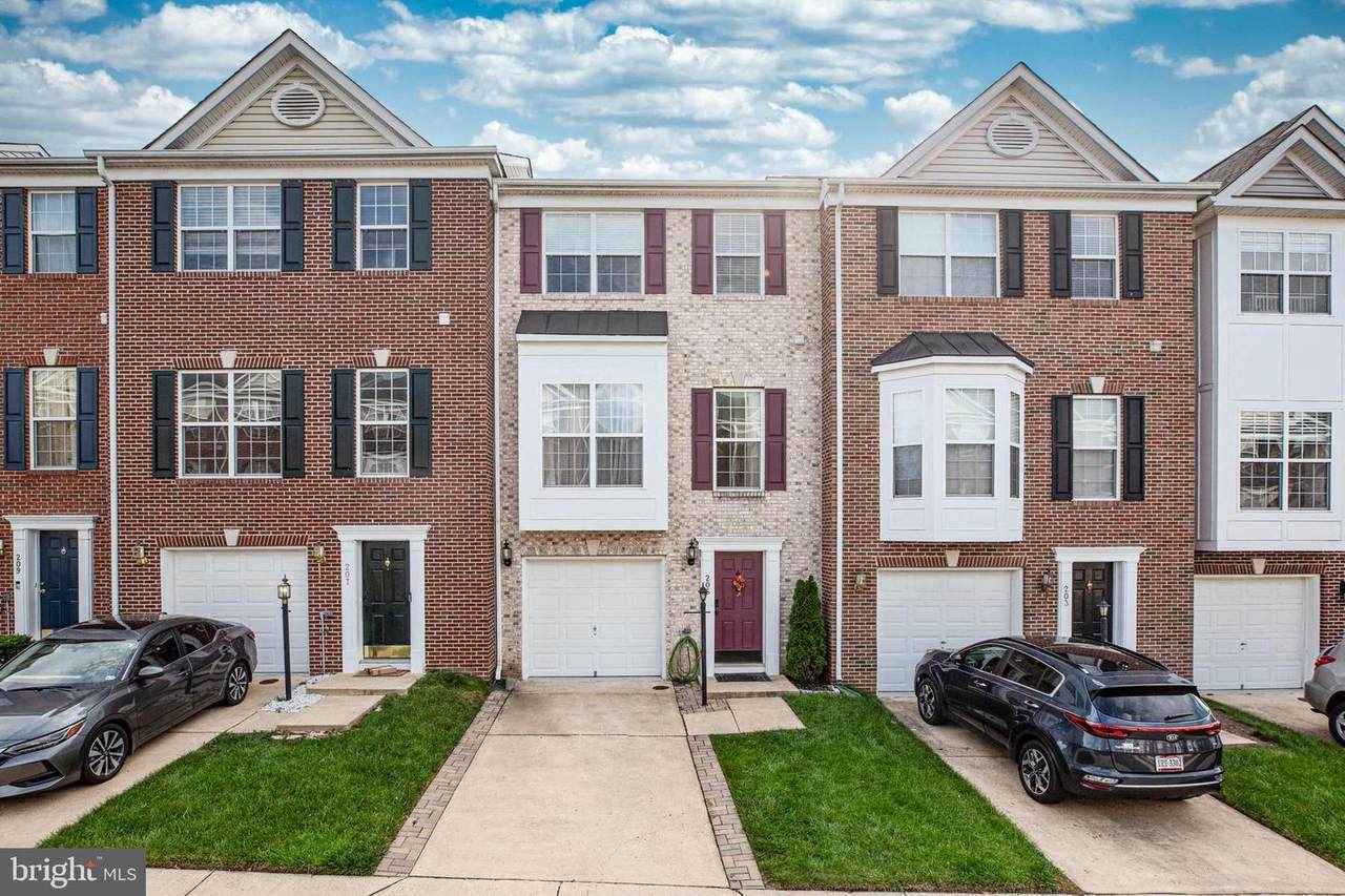 205 Hawks View Square - Photo 1