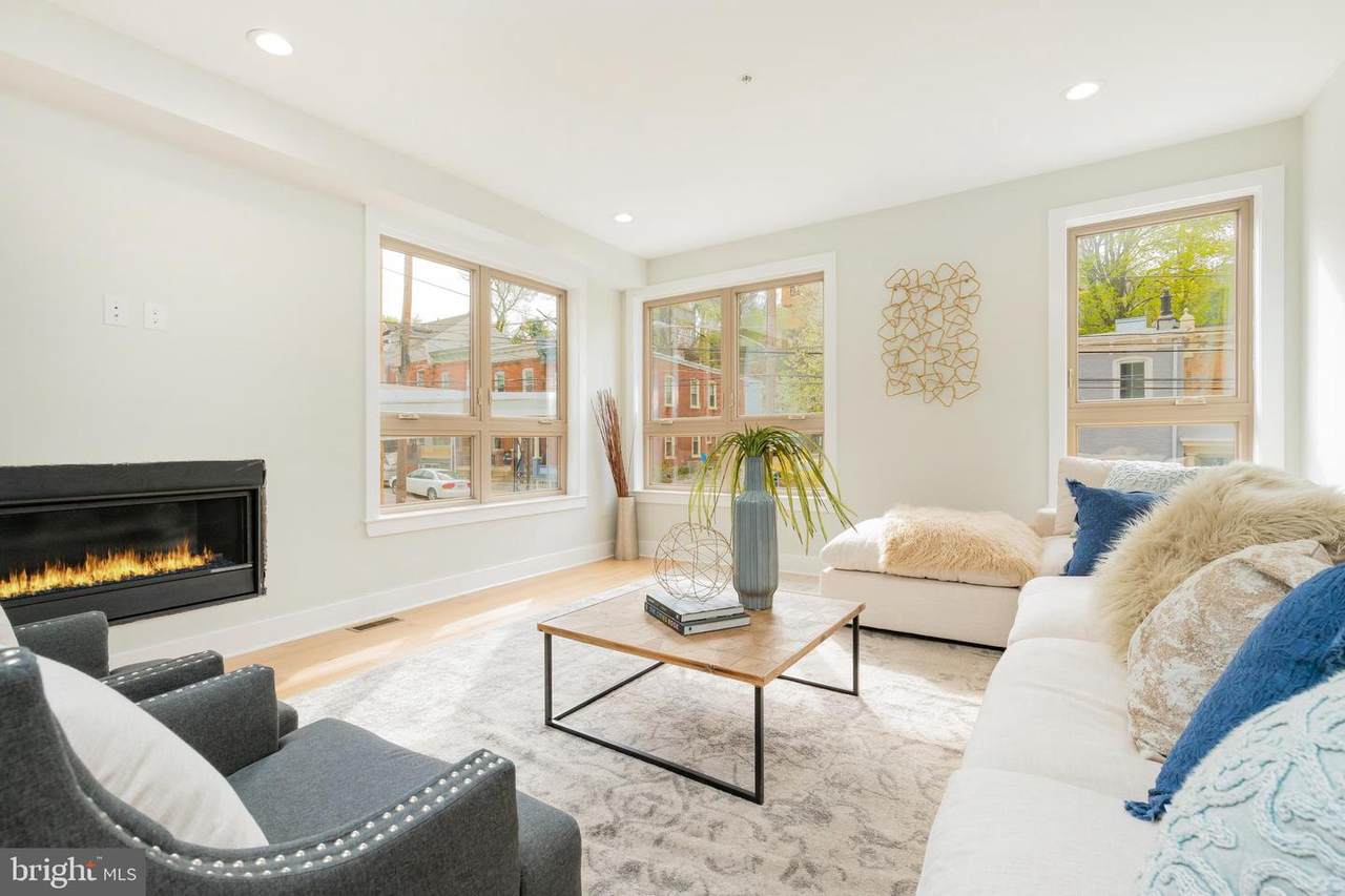 302 Leverington Avenue - Photo 1