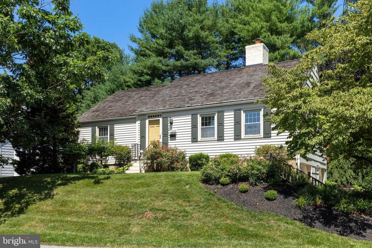 1113 Queens Way - Photo 1