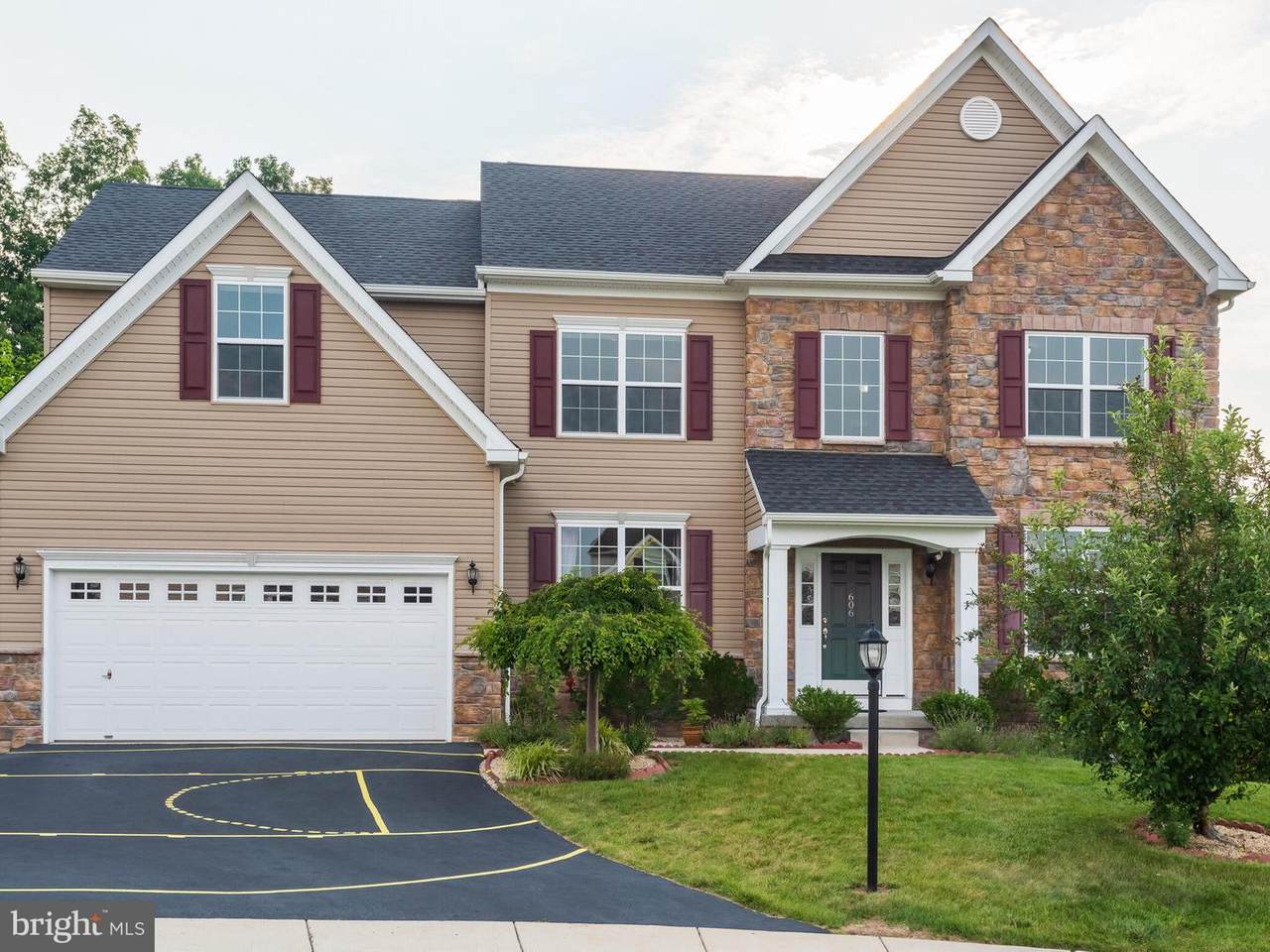 606 Madison Court - Photo 1
