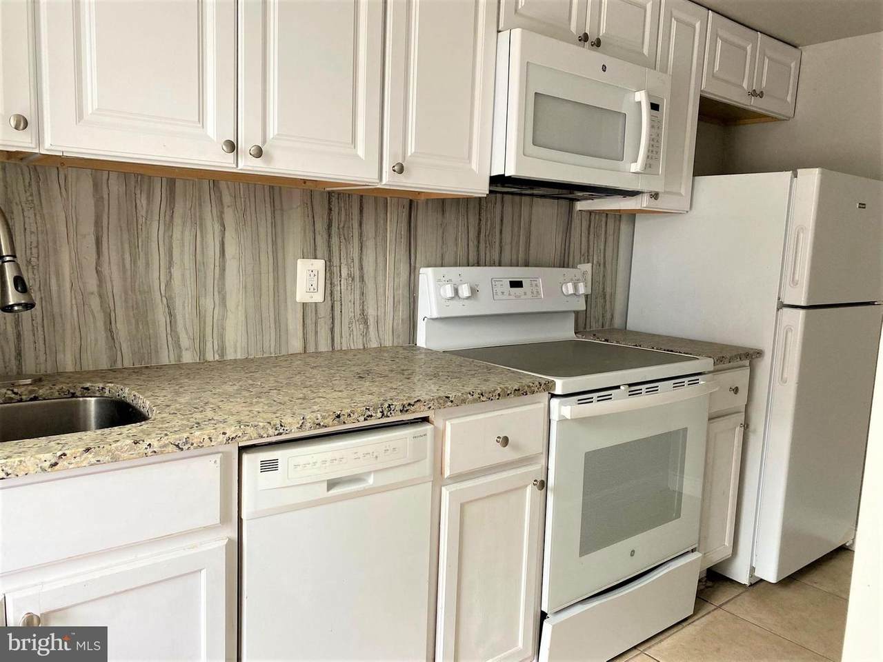 1321-23 Spruce Street - Photo 1