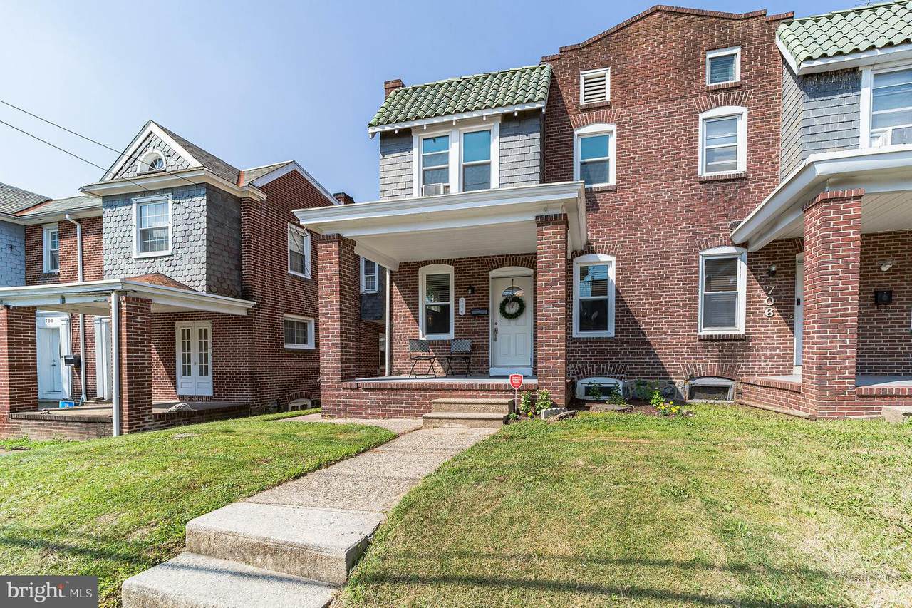704 29TH Street - Photo 1