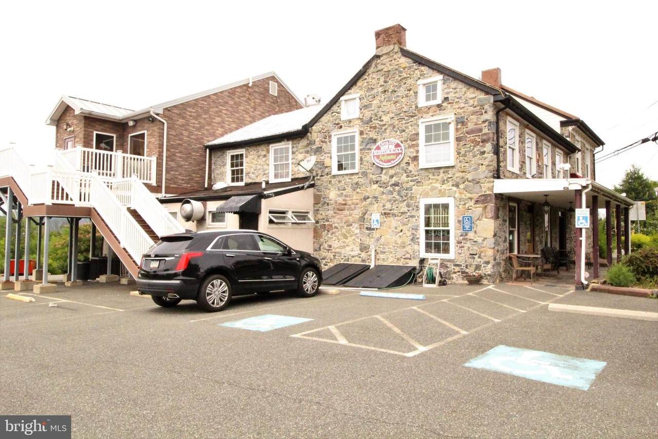 1495 Farmington Avenue - Photo 1