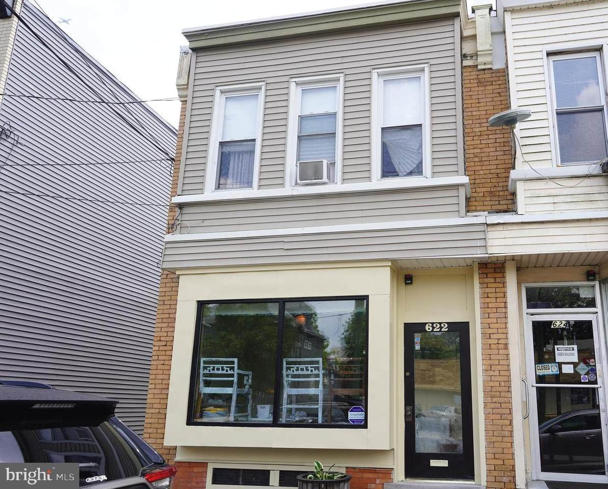 622 Collings Avenue - Photo 1