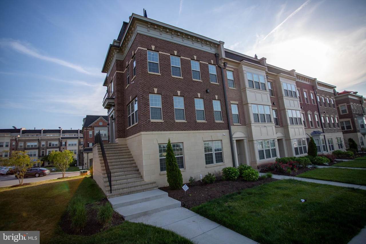 718 Fair Winds Way - Photo 1