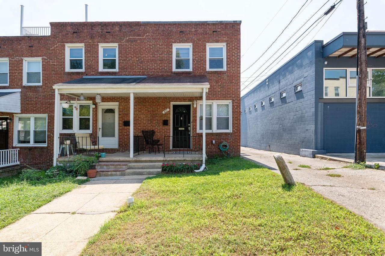 627 36TH Street - Photo 1