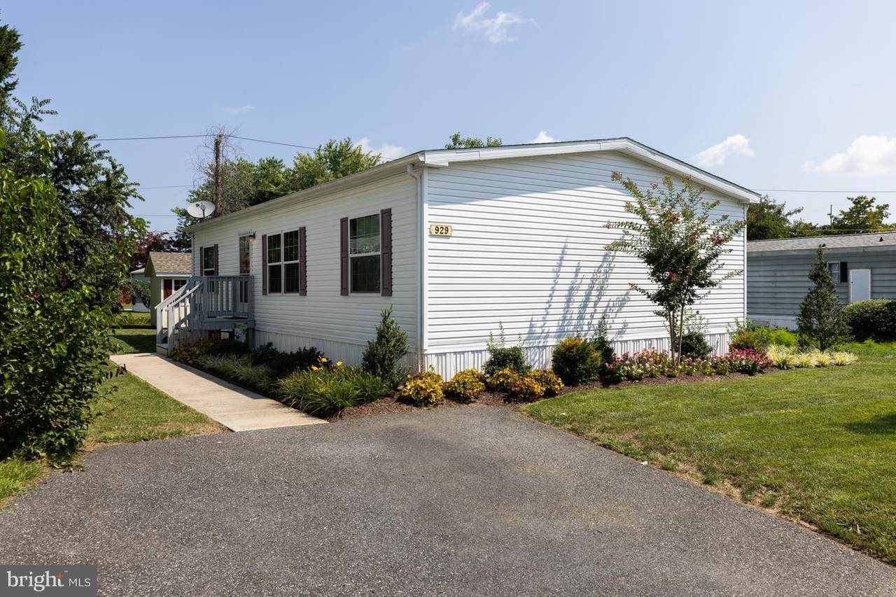 929 10TH Avenue - Photo 1