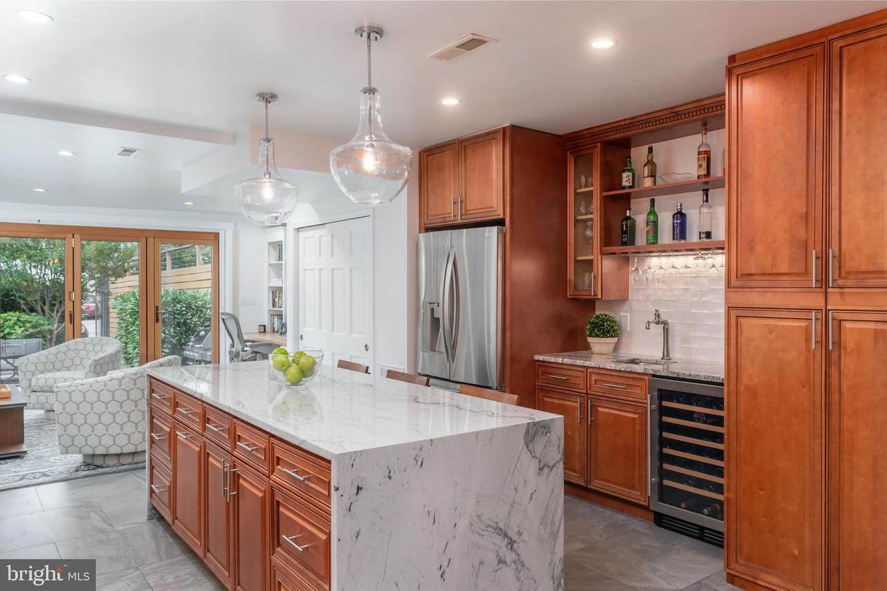 812 8TH Street - Photo 1