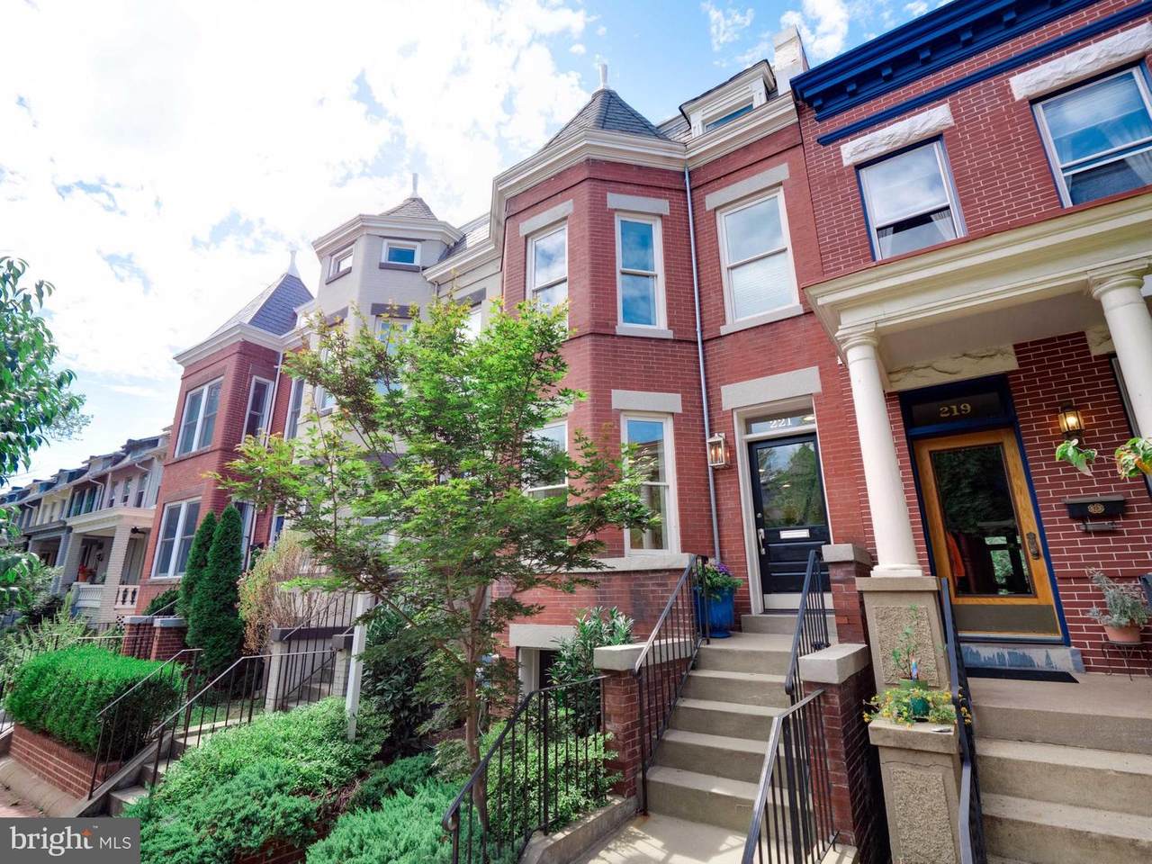 221 11TH Street - Photo 1
