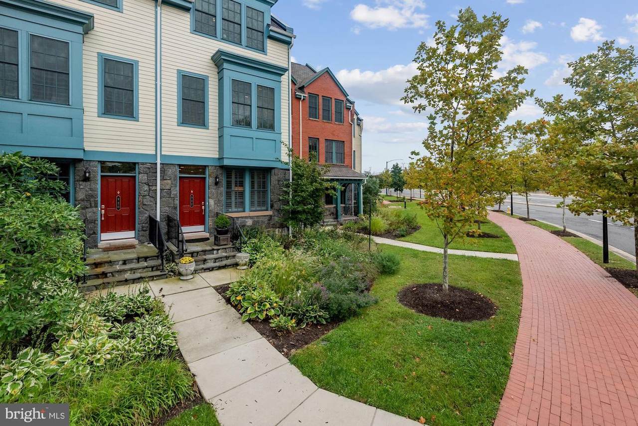 922 Slaters Lane - Photo 1