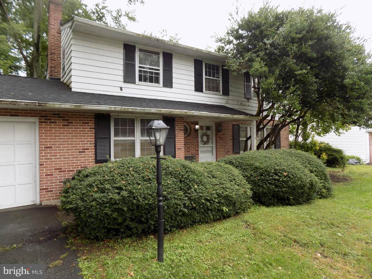 1505 Forsythia Avenue - Photo 1