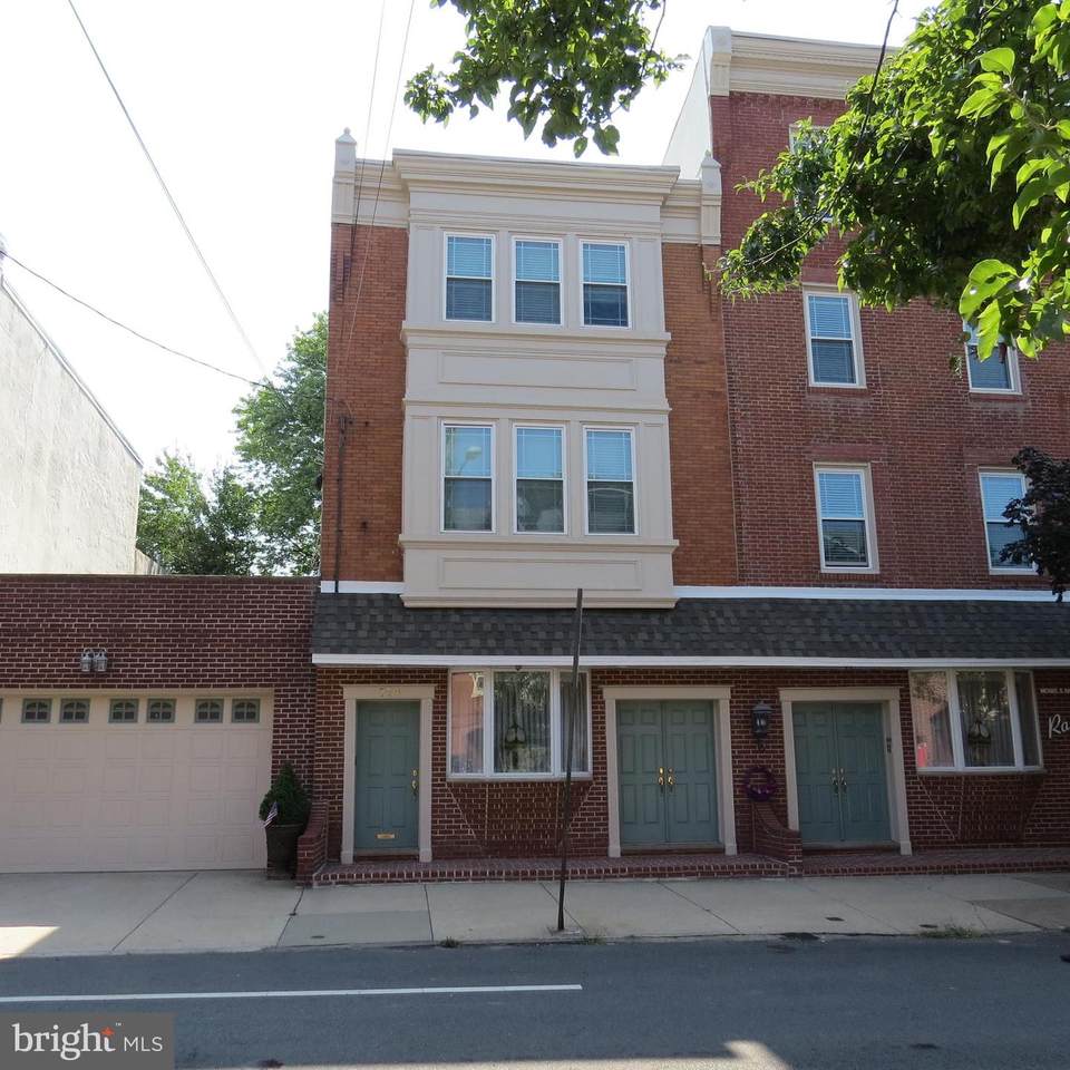779 Front - Photo 1
