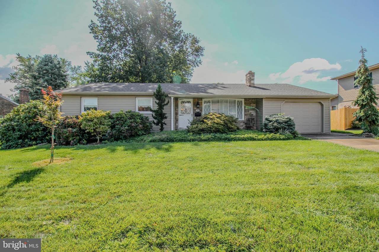 302 Somerset Drive - Photo 1