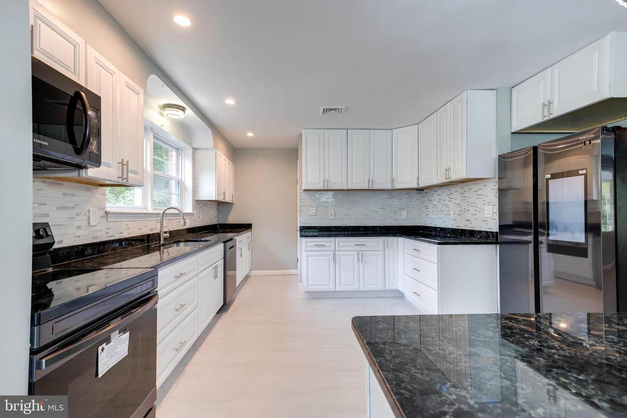 5009 Sharon Road - Photo 1