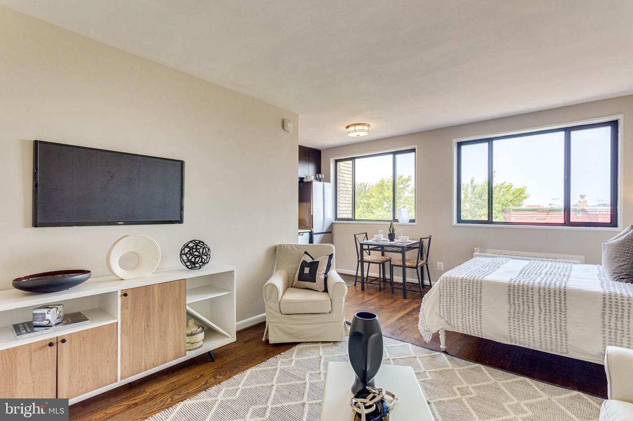 305 C Street - Photo 1