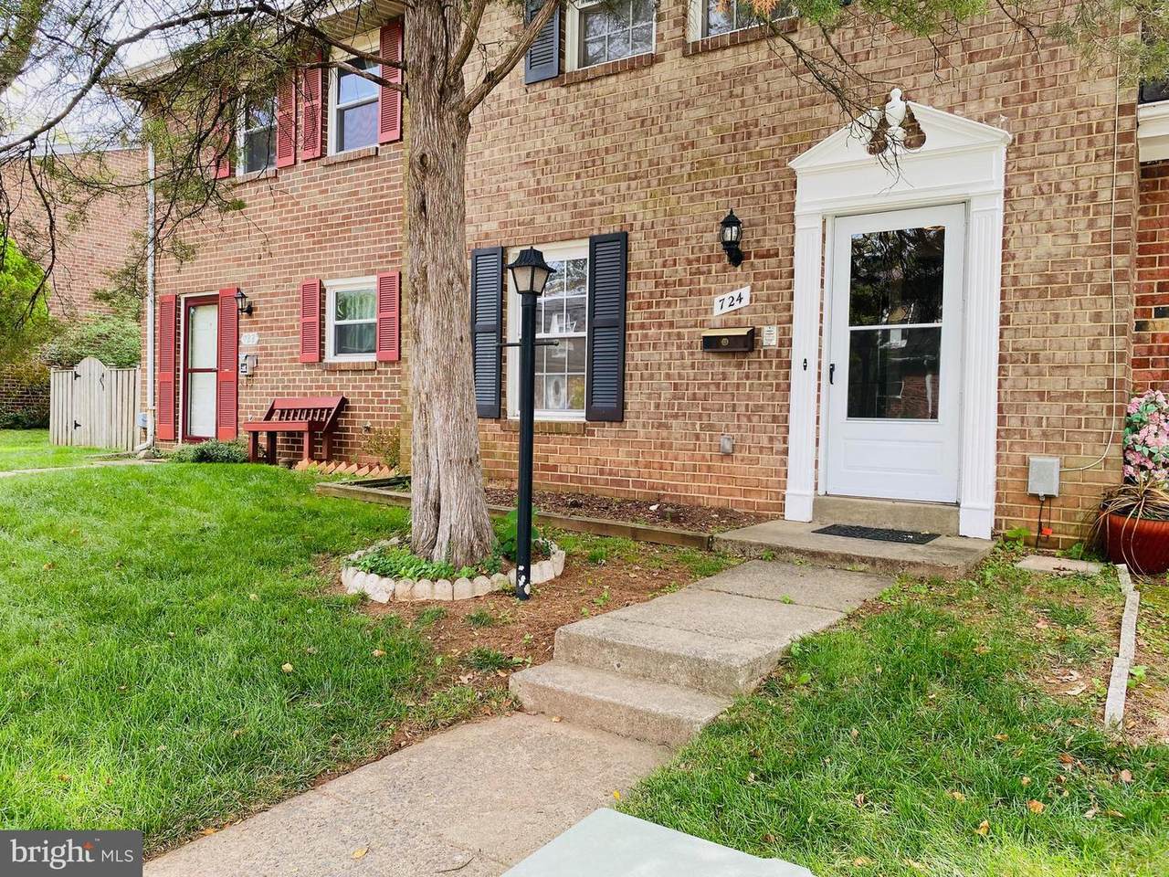 724 Colonial Avenue - Photo 1