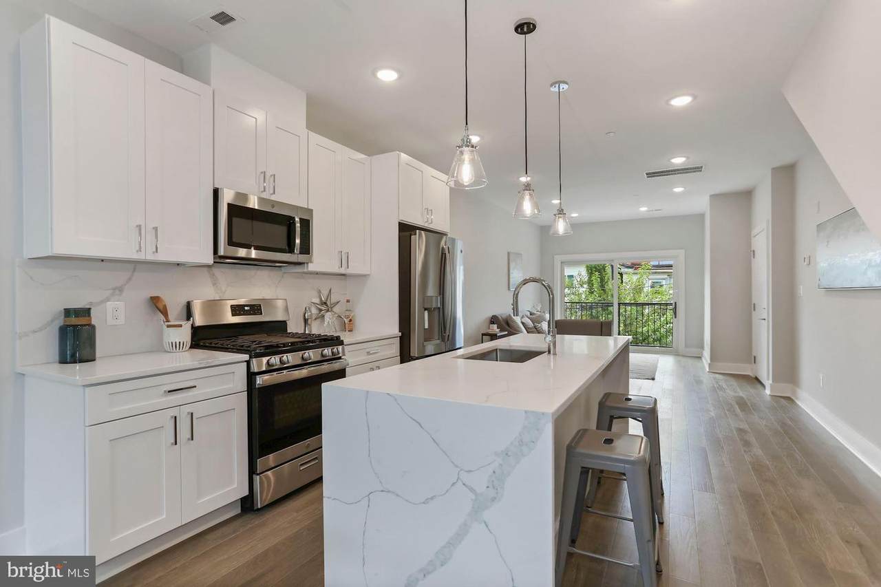 1105 Queen Street - Photo 1