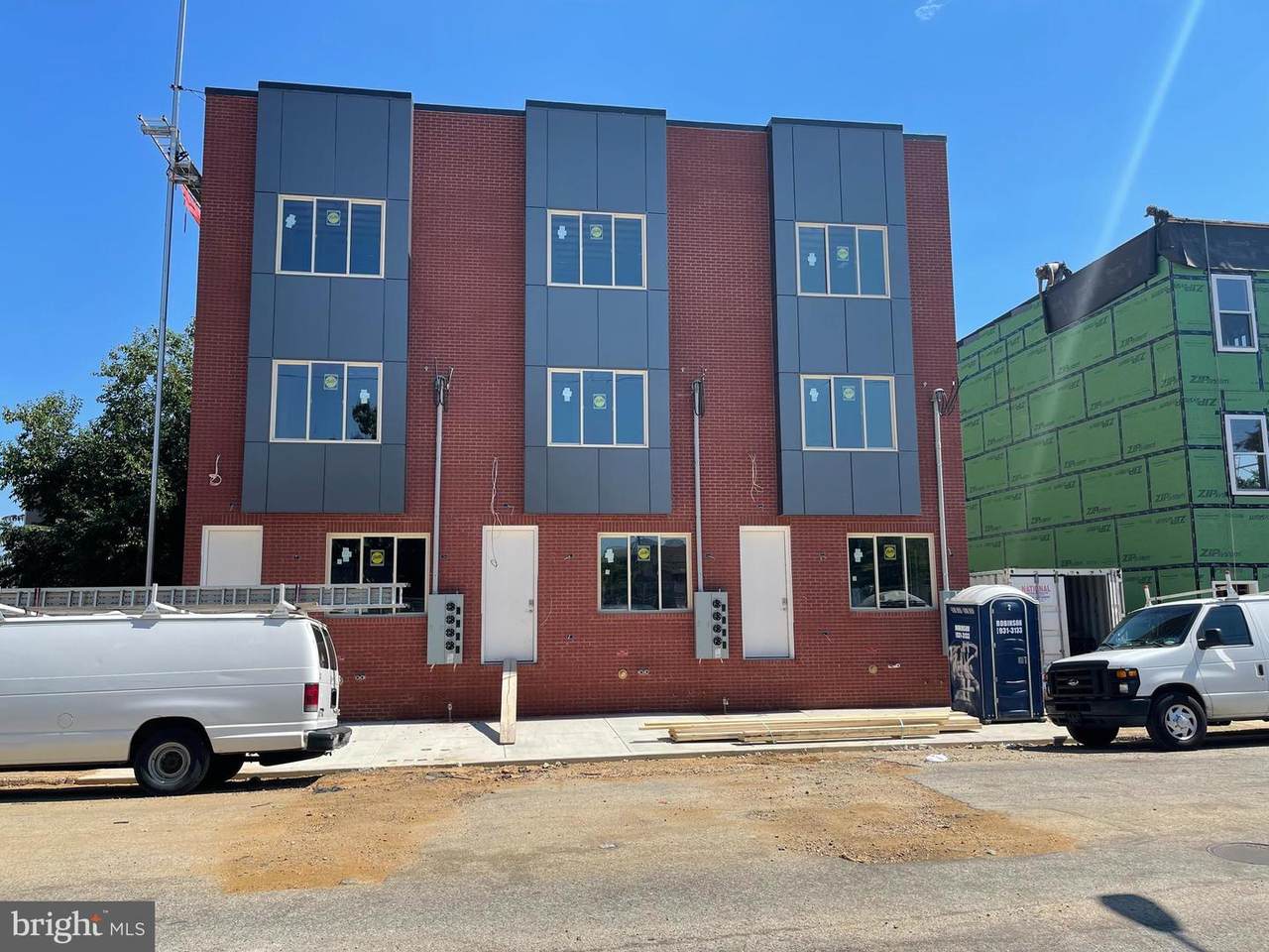 727 39TH Street - Photo 1