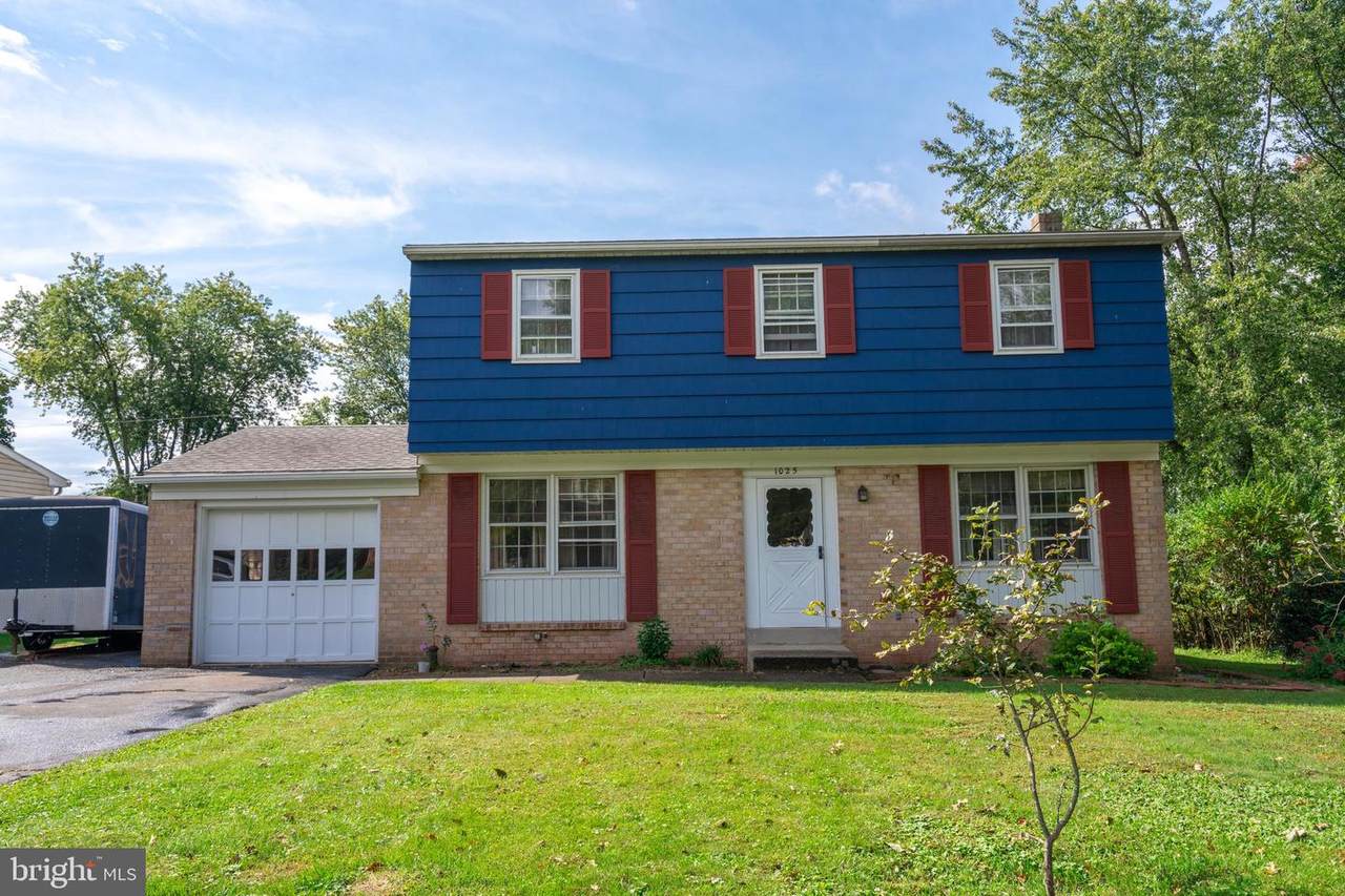 1025 Lake Ln - Photo 1