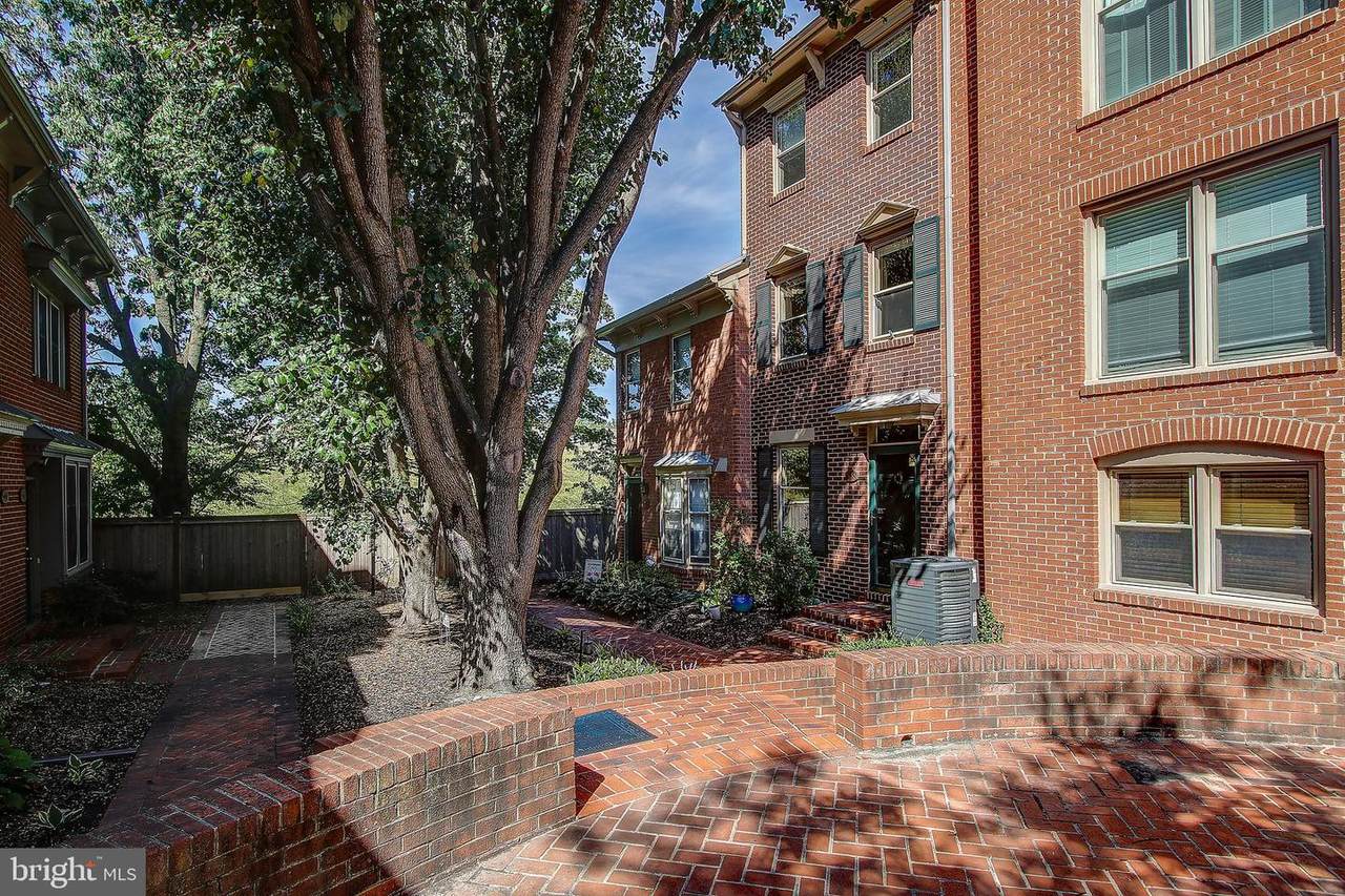 538 Colecroft Court - Photo 1